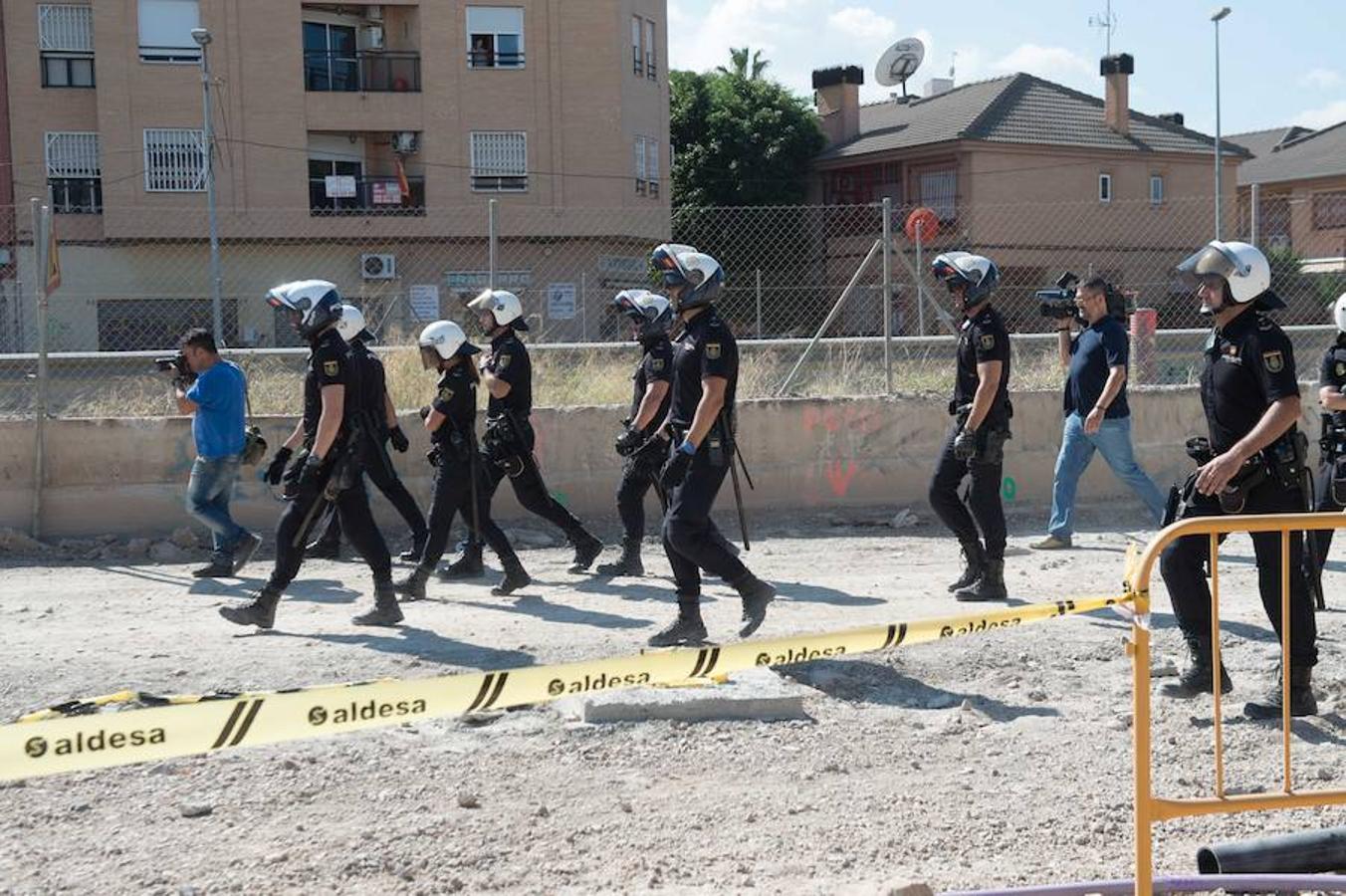 La reanudación de las obras ha encendido los ánimos de los vecinos que desde primera hora de esta mañana protestan en la vía provisional. Los momentos de mayor tensión se han producido esta mañana cuando la gente ha intentado quitar las vallas y los agentes lo han impedido formando una columna. 