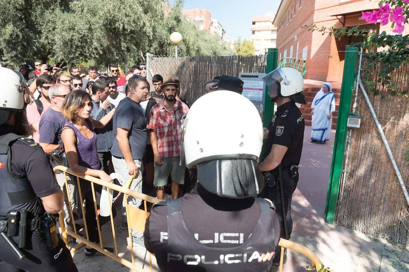 La reanudación de las obras ha encendido los ánimos de los vecinos que desde primera hora de esta mañana protestan en la vía provisional. Los momentos de mayor tensión se han producido esta mañana cuando la gente ha intentado quitar las vallas y los agentes lo han impedido formando una columna. 