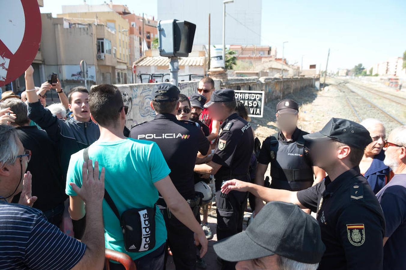 La reanudación de las obras ha encendido los ánimos de los vecinos que desde primera hora de esta mañana protestan en la vía provisional. Los momentos de mayor tensión se han producido esta mañana cuando la gente ha intentado quitar las vallas y los agentes lo han impedido formando una columna. 