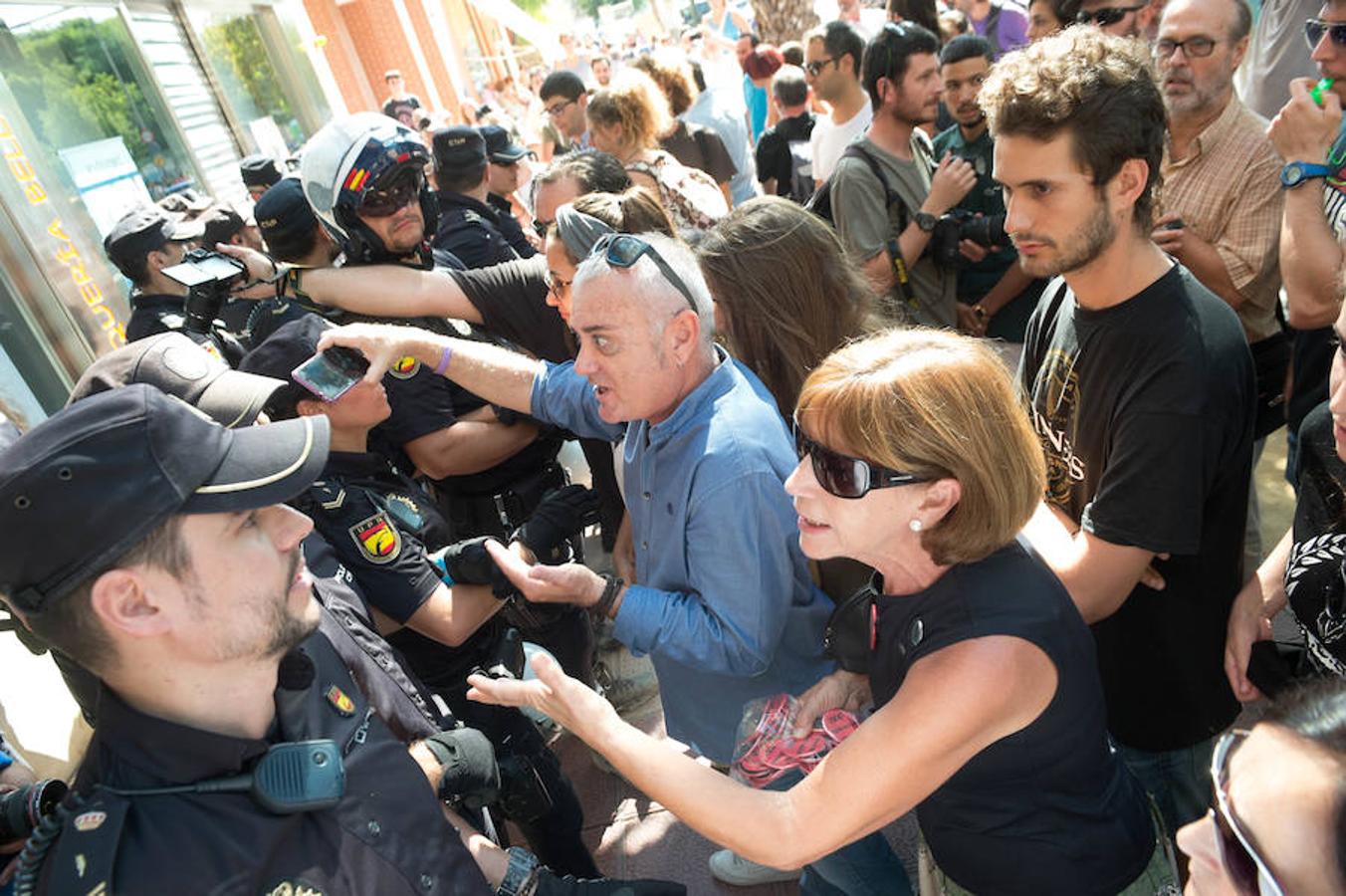 La reanudación de las obras ha encendido los ánimos de los vecinos que desde primera hora de esta mañana protestan en la vía provisional. Los momentos de mayor tensión se han producido esta mañana cuando la gente ha intentado quitar las vallas y los agentes lo han impedido formando una columna. 