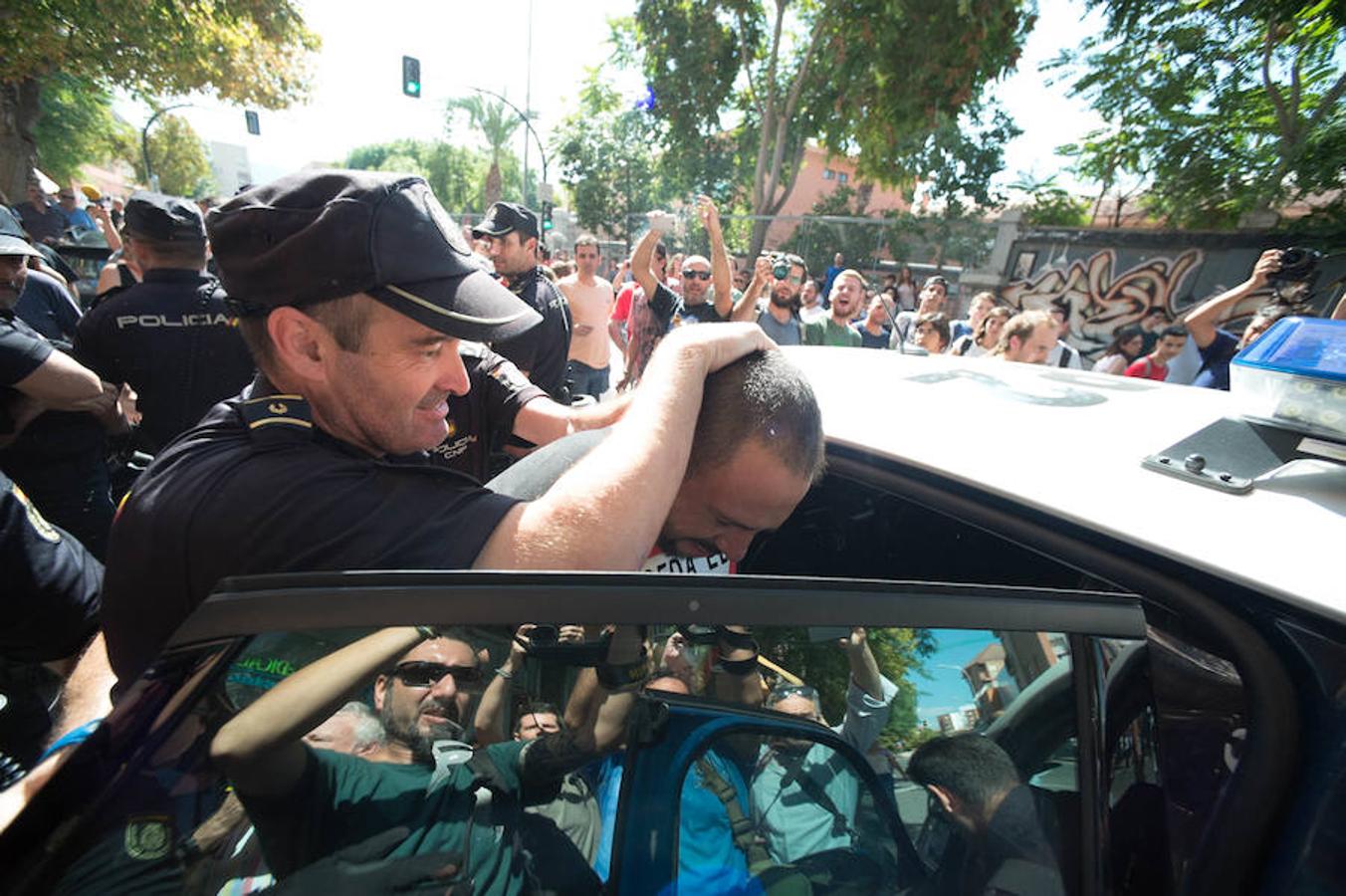 La reanudación de las obras ha encendido los ánimos de los vecinos que desde primera hora de esta mañana protestan en la vía provisional. Los momentos de mayor tensión se han producido esta mañana cuando la gente ha intentado quitar las vallas y los agentes lo han impedido formando una columna. 