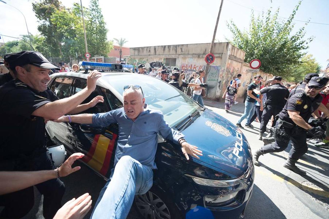 La reanudación de las obras ha encendido los ánimos de los vecinos que desde primera hora de esta mañana protestan en la vía provisional. Los momentos de mayor tensión se han producido esta mañana cuando la gente ha intentado quitar las vallas y los agentes lo han impedido formando una columna. 