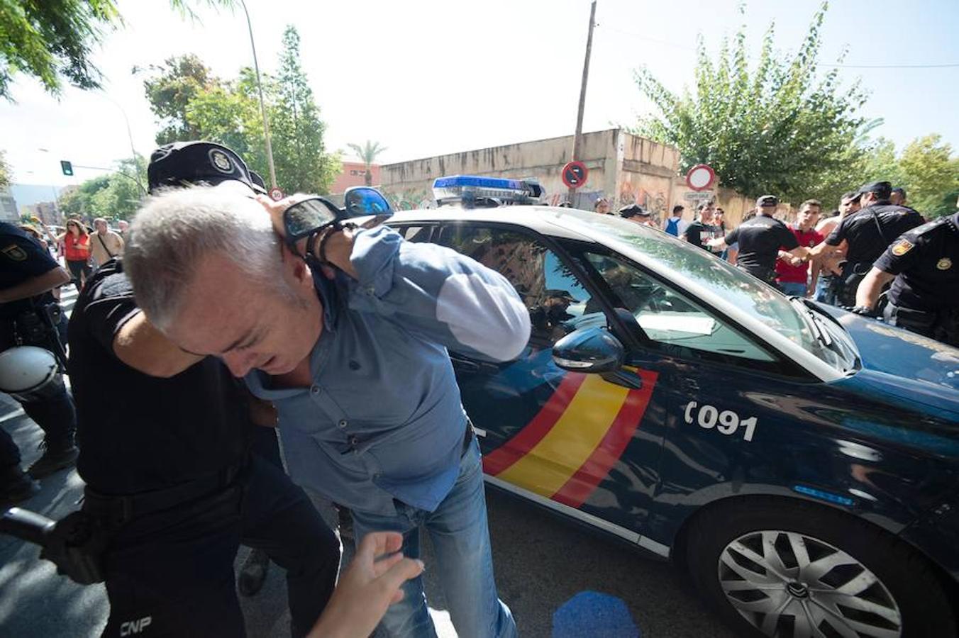 La reanudación de las obras ha encendido los ánimos de los vecinos que desde primera hora de esta mañana protestan en la vía provisional. Los momentos de mayor tensión se han producido esta mañana cuando la gente ha intentado quitar las vallas y los agentes lo han impedido formando una columna. 