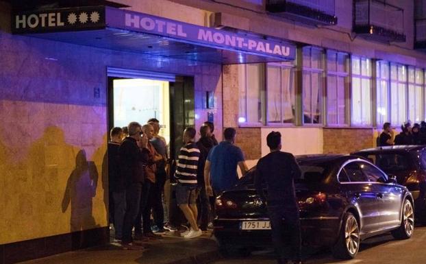 Exterior de uno de los hoteles donde se alojan las fuerzas de seguridad en Cataluña.