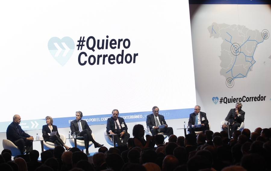 Más de dos mil empresarios de todo el país participan en la reunión a favor de esta infraestructura ferroviaria, entre ellos una nutrida representación de los de la Región de Murcia, encabezados por el presidente de Croem, José María Albarracín. 