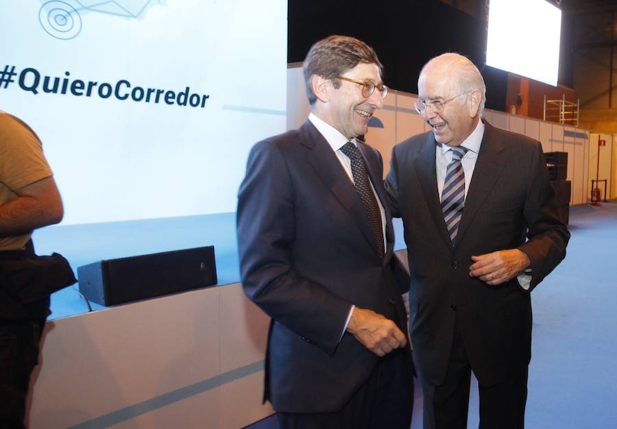 Más de dos mil empresarios de todo el país participan en la reunión a favor de esta infraestructura ferroviaria, entre ellos una nutrida representación de los de la Región de Murcia, encabezados por el presidente de Croem, José María Albarracín. 