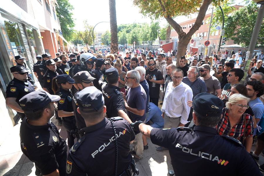 La reanudación de las obras ha encendido los ánimos de los vecinos que desde primera hora de esta mañana protestan en la vía provisional. Los momentos de mayor tensión se han producido esta mañana cuando la gente ha intentado quitar las vallas y los agentes lo han impedido formando una columna.