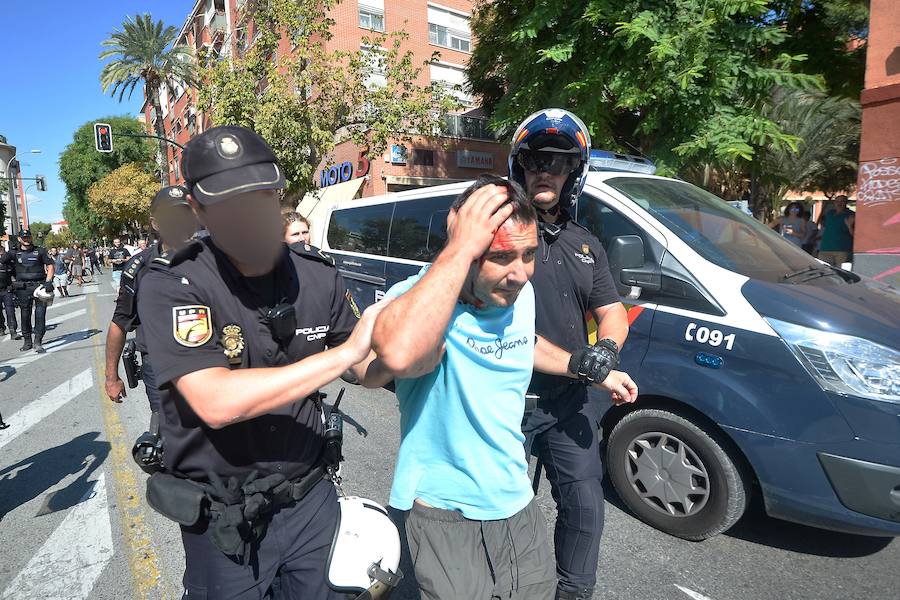 La reanudación de las obras ha encendido los ánimos de los vecinos que desde primera hora de esta mañana protestan en la vía provisional. Los momentos de mayor tensión se han producido esta mañana cuando la gente ha intentado quitar las vallas y los agentes lo han impedido formando una columna.