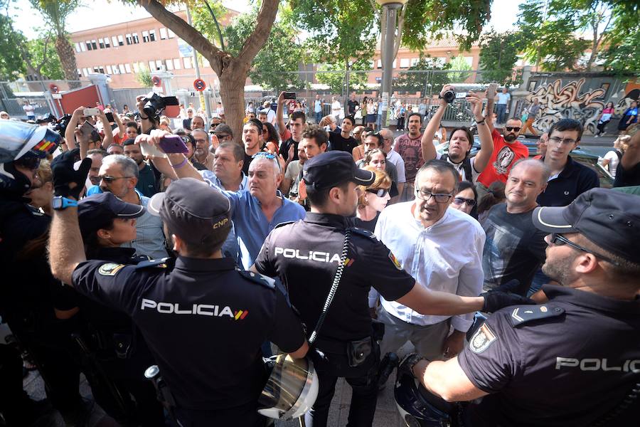 La reanudación de las obras ha encendido los ánimos de los vecinos que desde primera hora de esta mañana protestan en la vía provisional. Los momentos de mayor tensión se han producido esta mañana cuando la gente ha intentado quitar las vallas y los agentes lo han impedido formando una columna.