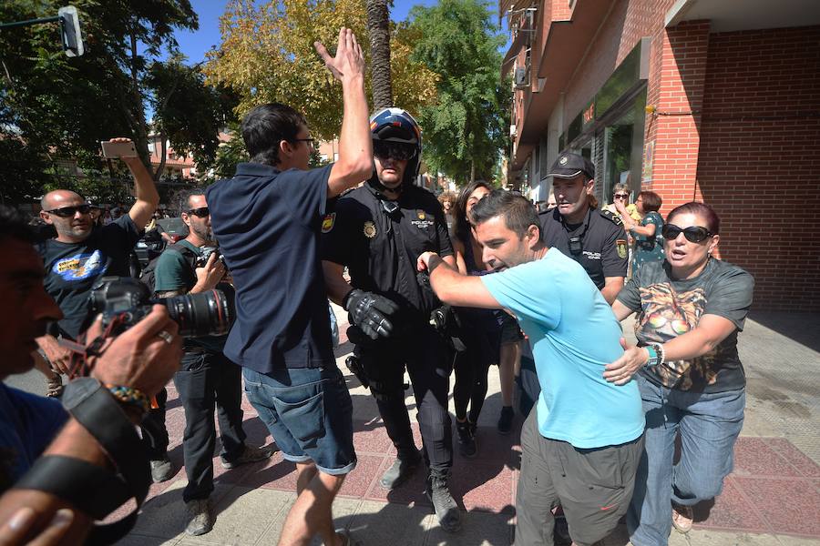 La reanudación de las obras ha encendido los ánimos de los vecinos que desde primera hora de esta mañana protestan en la vía provisional. Los momentos de mayor tensión se han producido esta mañana cuando la gente ha intentado quitar las vallas y los agentes lo han impedido formando una columna.