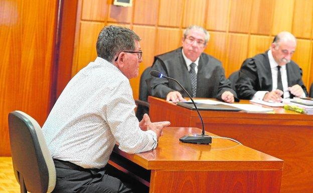 El exalcalde de Águilas Juan Ramírez, ayer, declarando como testigo en la Audiencia. 