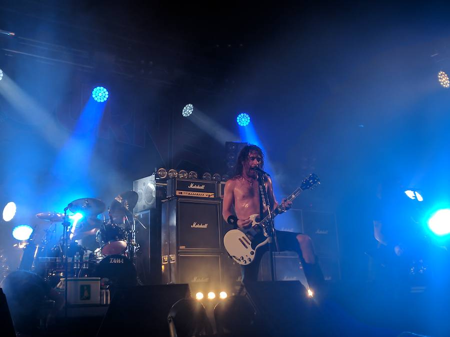 La Sala Gamma de Murcia acogió este miércoles la primera visita a Murcia del cuarteto australiano que está revolucionando el 'hard rock' actual. Los hermanos O'Keeffe, en especial el guitarrista y cantante Joel, demostraron ser los ejes centrales de una banda muy cohesionada que se mueve en el escenario como pez en el agua.