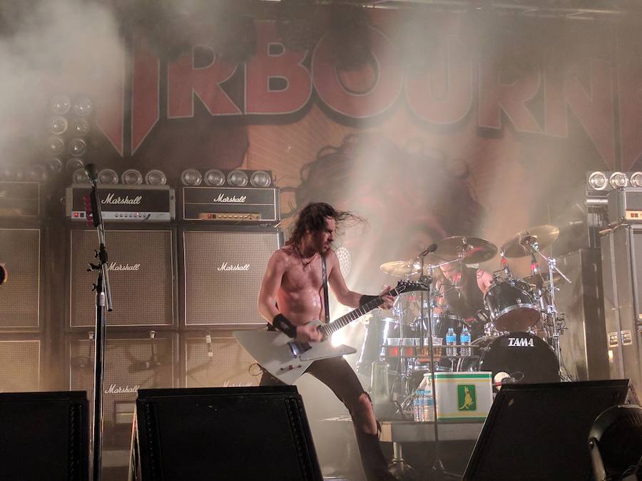 La Sala Gamma de Murcia acogió este miércoles la primera visita a Murcia del cuarteto australiano que está revolucionando el 'hard rock' actual. Los hermanos O'Keeffe, en especial el guitarrista y cantante Joel, demostraron ser los ejes centrales de una banda muy cohesionada que se mueve en el escenario como pez en el agua.