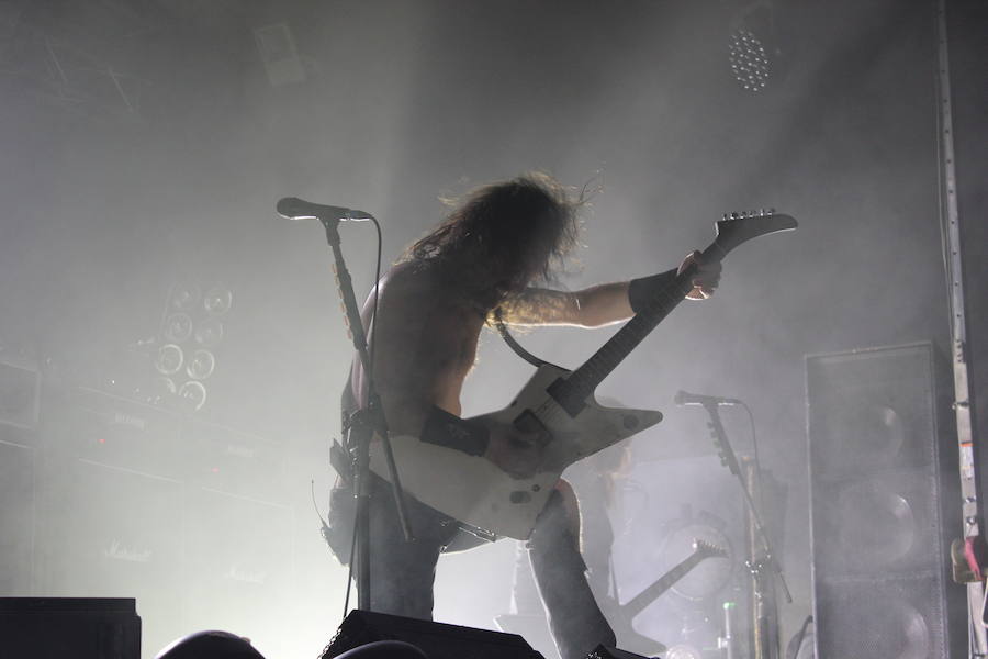 La Sala Gamma de Murcia acogió este miércoles la primera visita a Murcia del cuarteto australiano que está revolucionando el 'hard rock' actual. Los hermanos O'Keeffe, en especial el guitarrista y cantante Joel, demostraron ser los ejes centrales de una banda muy cohesionada que se mueve en el escenario como pez en el agua.