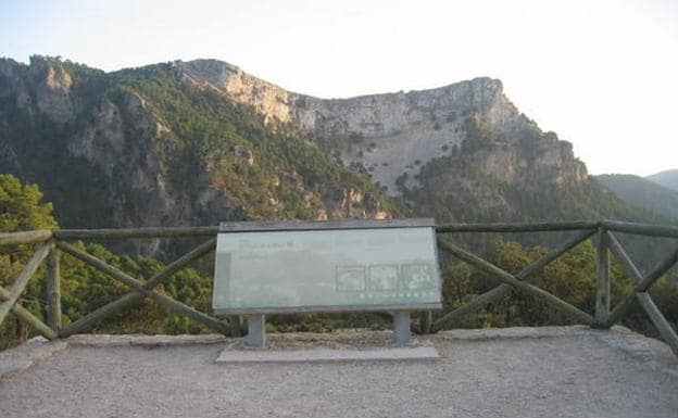 Mirador de los Poyos de la Mesa, un lugar desde el que se dominan algunas de las cumbres de Cazorla.