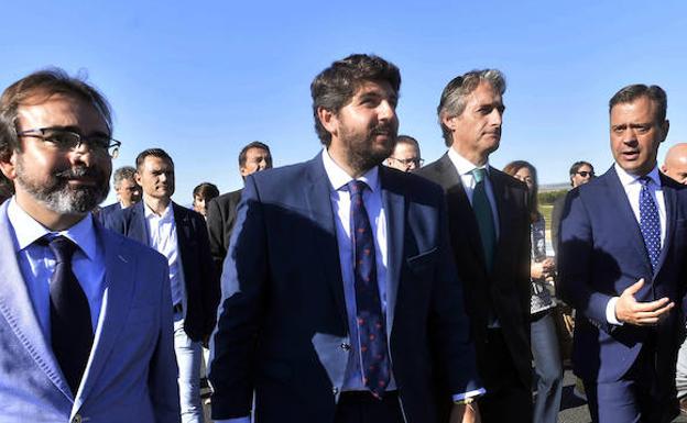 Fernando López Miras junto al ministro de Fomento, este jueves en la inauguración del tramo de autovía Yecla-Jumilla. 