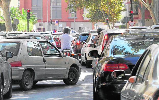 Tráfico embotellado en la calle Ramón y Cajal, por los coches en doble fila.