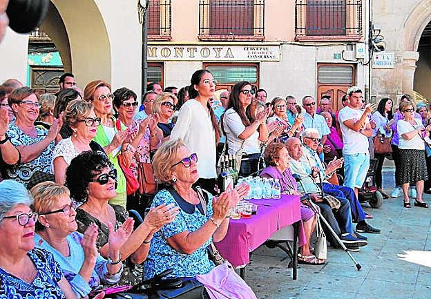 Vecinos de Yecla, en el vino ofrecido por el alcalde.