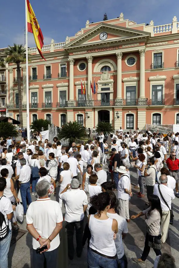 Centenares de personas se sumaron este sábado a la convocatoria ciudadana, que se ha llevado a cabo simultáneamente en ayuntamientos de toda España bajo el lema 'Hablemos'