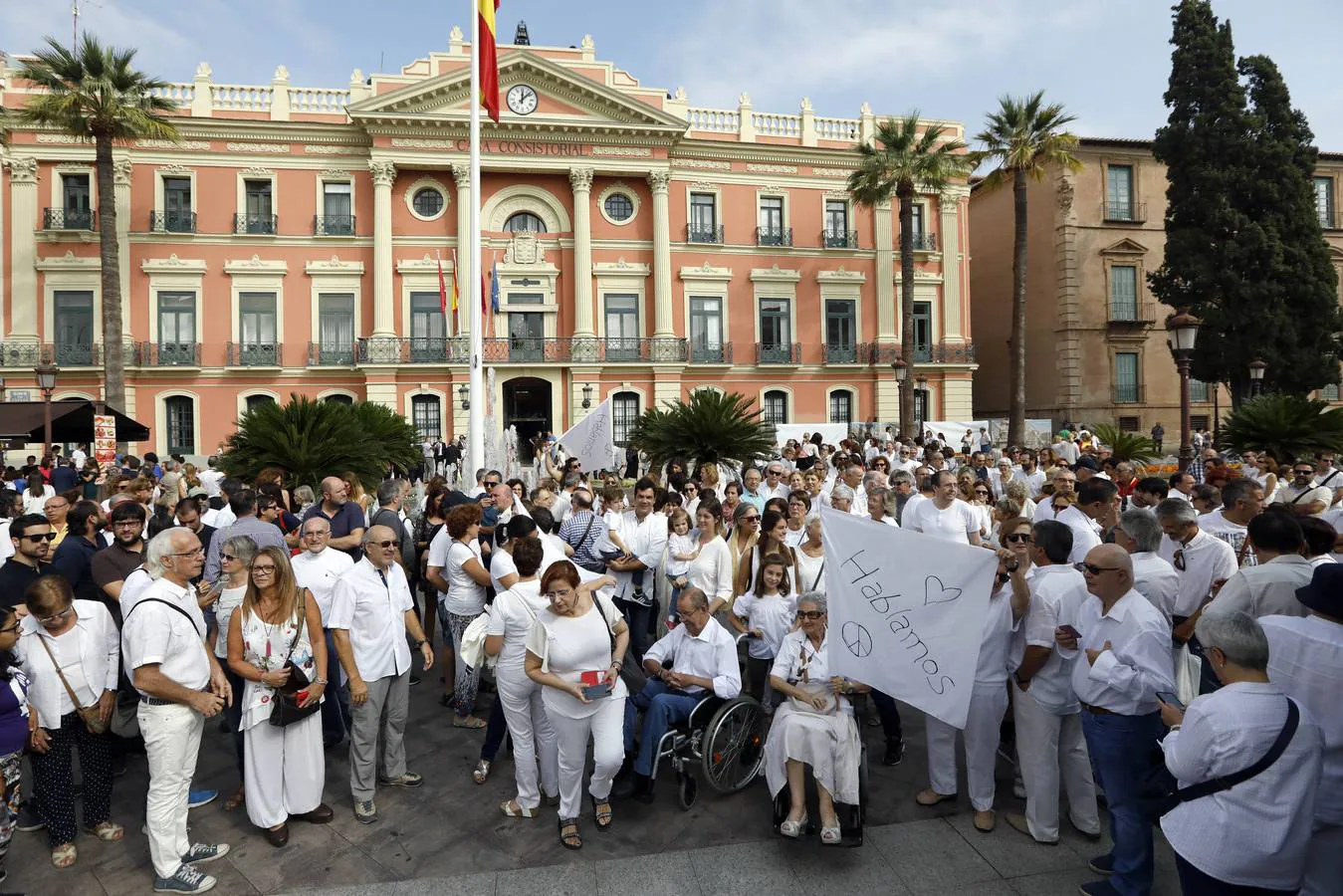 Centenares de personas se sumaron este sábado a la convocatoria ciudadana, que se ha llevado a cabo simultáneamente en ayuntamientos de toda España bajo el lema 'Hablemos'