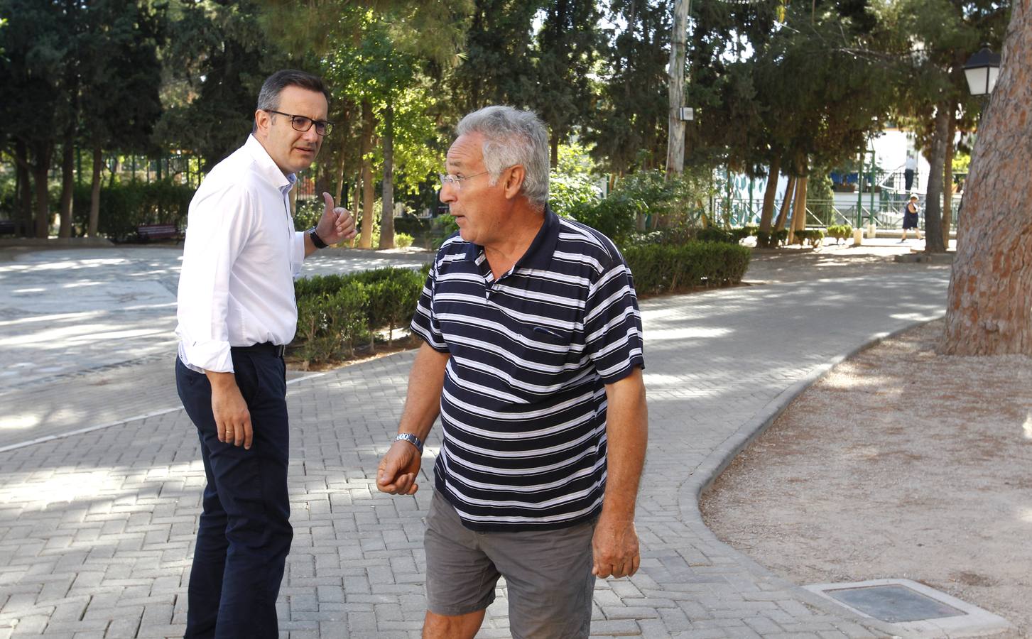 El líder electo del PSOE regional, Diego Conesa, cuidó ovejas, recogió melones y sirvió copas para ayudar en casa antes de ser ‘rockabilly’ con tupé y abogado