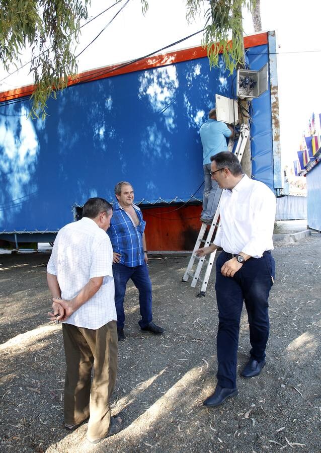 El líder electo del PSOE regional, Diego Conesa, cuidó ovejas, recogió melones y sirvió copas para ayudar en casa antes de ser ‘rockabilly’ con tupé y abogado