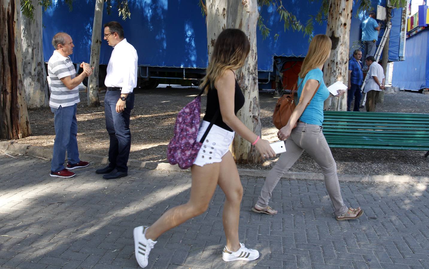 El líder electo del PSOE regional, Diego Conesa, cuidó ovejas, recogió melones y sirvió copas para ayudar en casa antes de ser ‘rockabilly’ con tupé y abogado