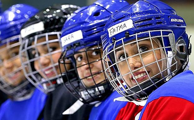 Varias jugadoras de la selección posan tras un entrenamiento. 