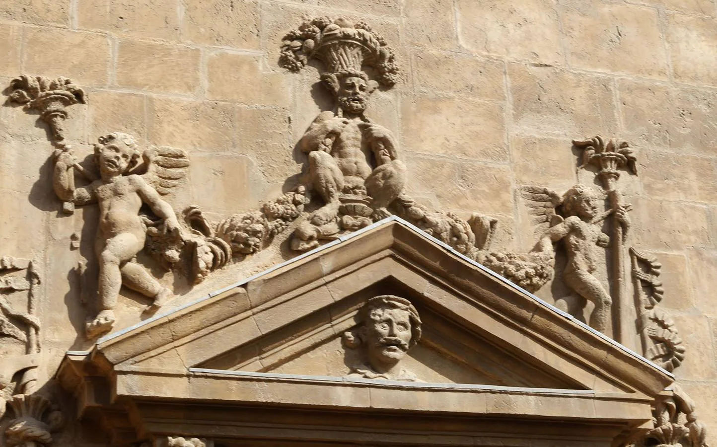 El 'Tío del bigote' tallado en la parte de la torre que da a los tejados, junto a la escultura conocida como 'el indio'.