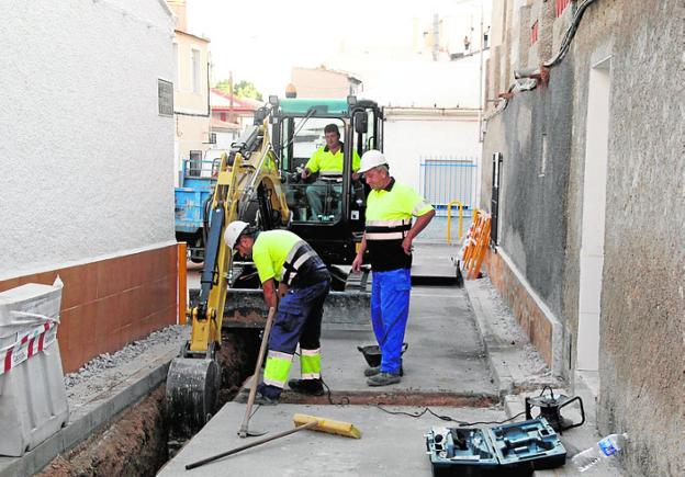 Los operarios, en plena faena, en el barrio de La Mota.