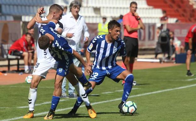 Lance del partido en el Carlos Belmonte entre jugadores del Albacete y el Lorca FC.