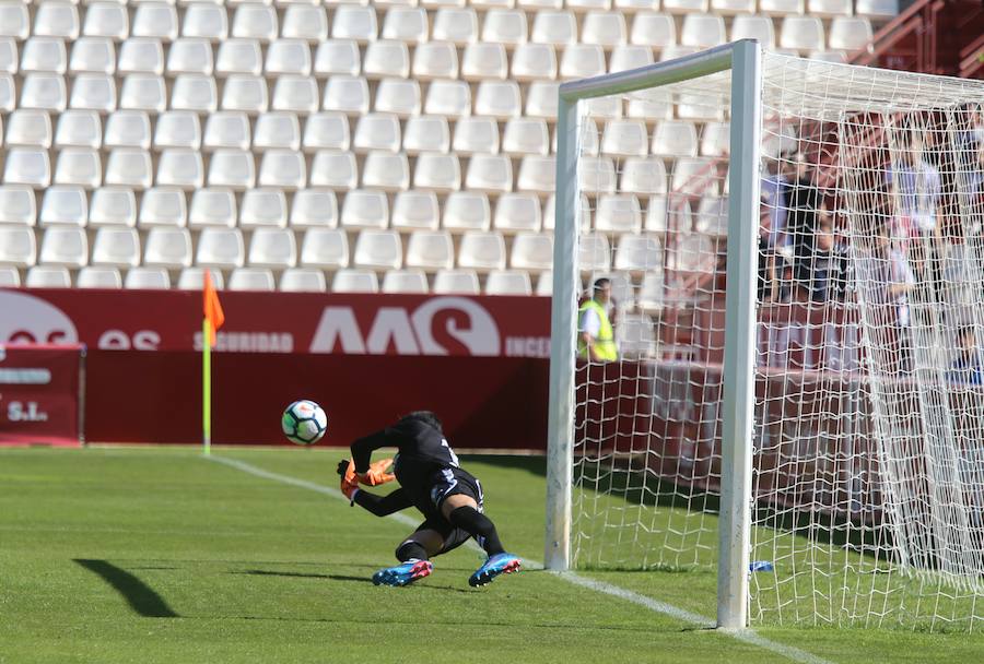 En un partido en el que se lanzaron hasta tres penaltis, Eugeni falló una pena máxima en el último minuto que condena al conjunto de Curro Torres a la zona baja de la clasificación