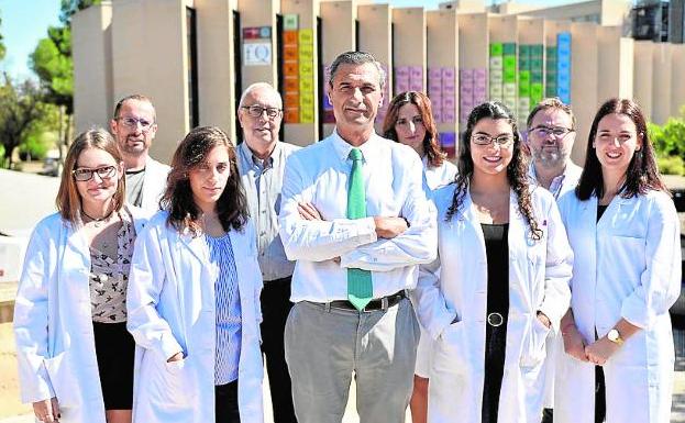 El investigador Pedro Lozano (centro) junto a los componentes del equipo de Biotecnología de la Facultad de Química de la Universidad de Murcia.
