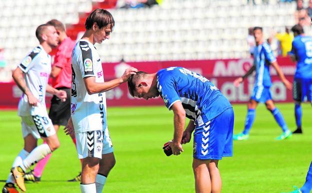 Bittolo consuela al jugador del Lorca FC Noguera.