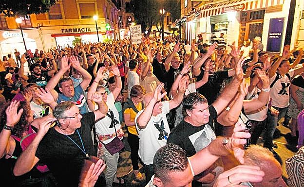 Los vecinos, anoche, a su paso por la plaza de Las Flores, de Murcia.