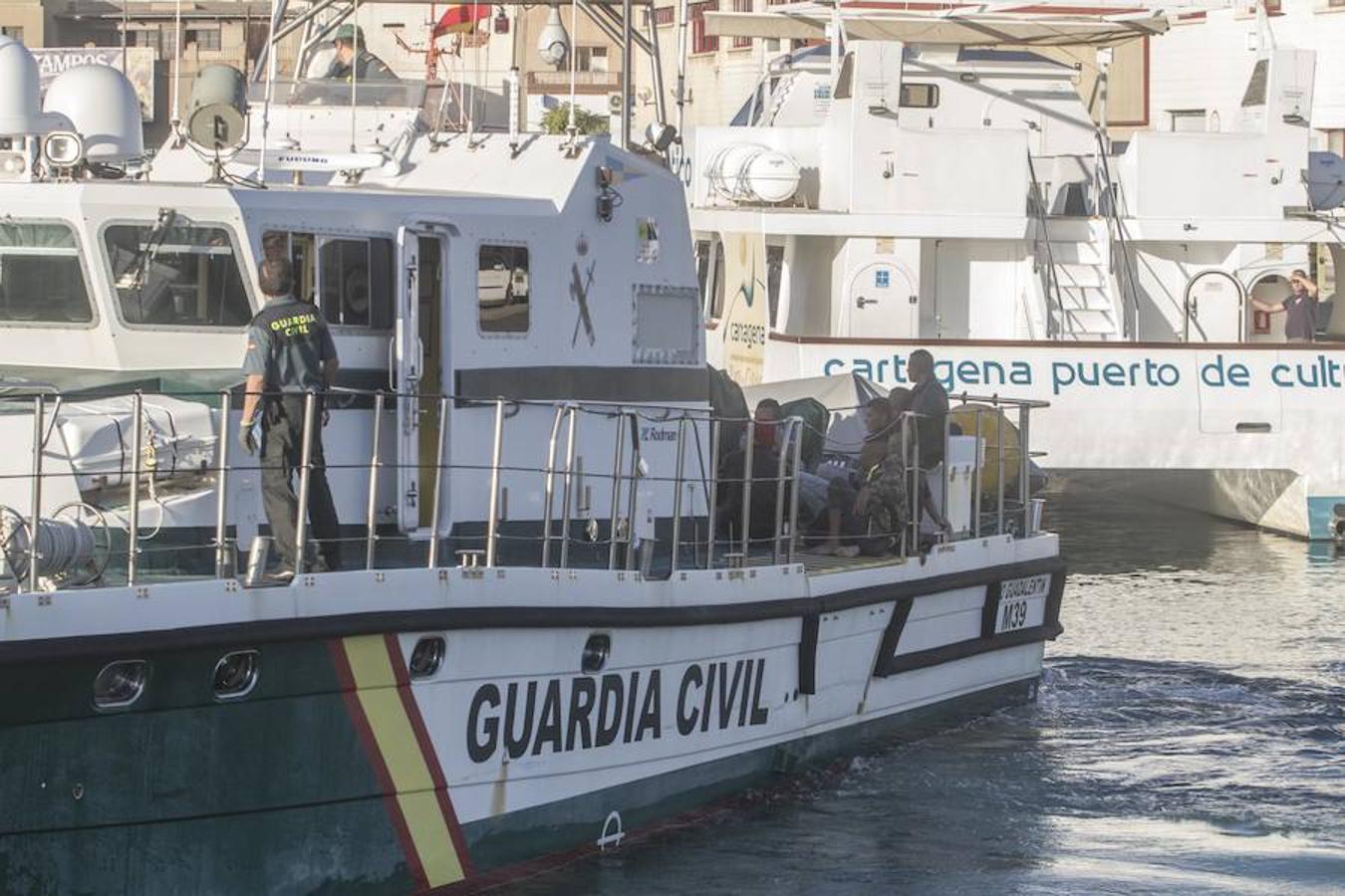 Salvamento Marítimo y Guardia Civil interceptan dos pateras a 25 y 12 millas de Cabo de Palos, respectivamente.