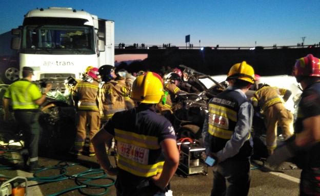 Los bomberos trabajan para excarcelar a una de las víctimas. 