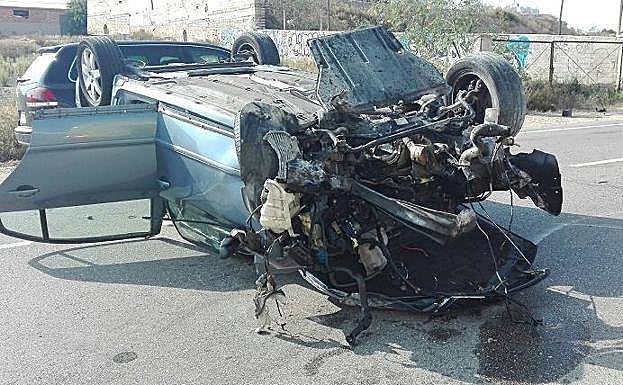 Uno de los vehículos implicados en el accidente que se ha producido en la carretera de La Alcayna. 