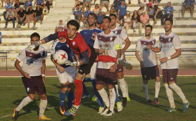 Mandaluniz, portero del Jumilla sale de su área para intentar despajar el balón.