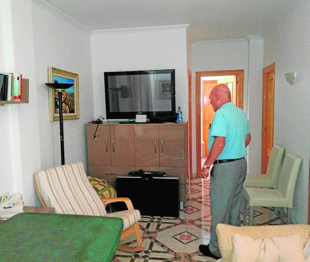 Un vecino de Los Urrutias, en su casa donde los ladrones intentaron robar el televisor.