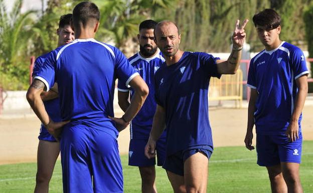 Ángel Cuéllar, en el centro, dirigiendo un entrenamiento del Jumilla.