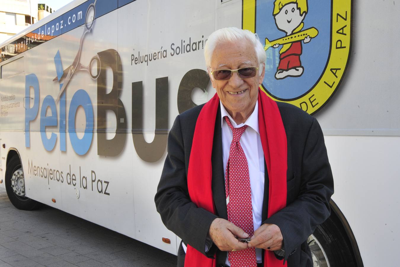 El autobús reconvertido en peluquería está este lunes en Murcia, el martes irá a Cartagena y el miércoles a Lorca