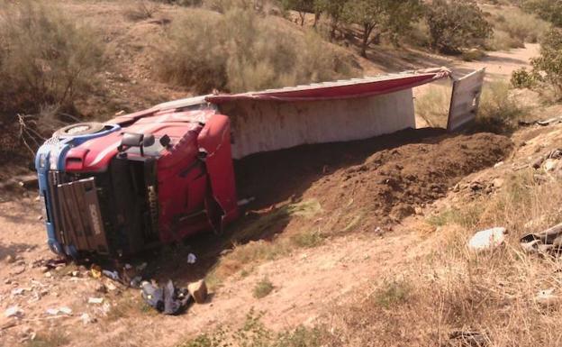 El camión volcado en Lorca, en la pedanía de Aguaderas.