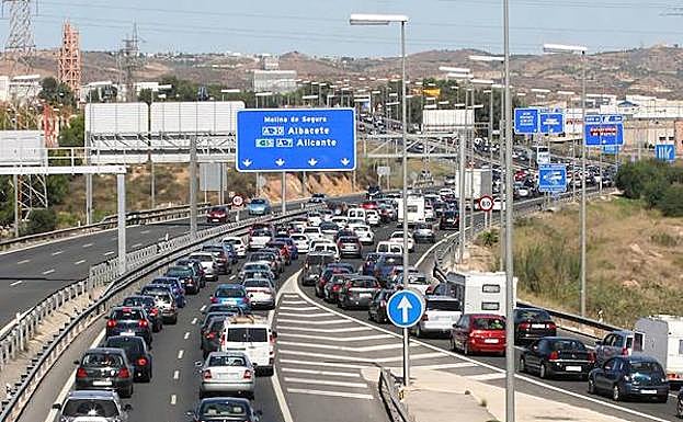 Retenciones en uno de los puntos conflictivos, durante el puente del Pilar, en una imagen de archivo. 
