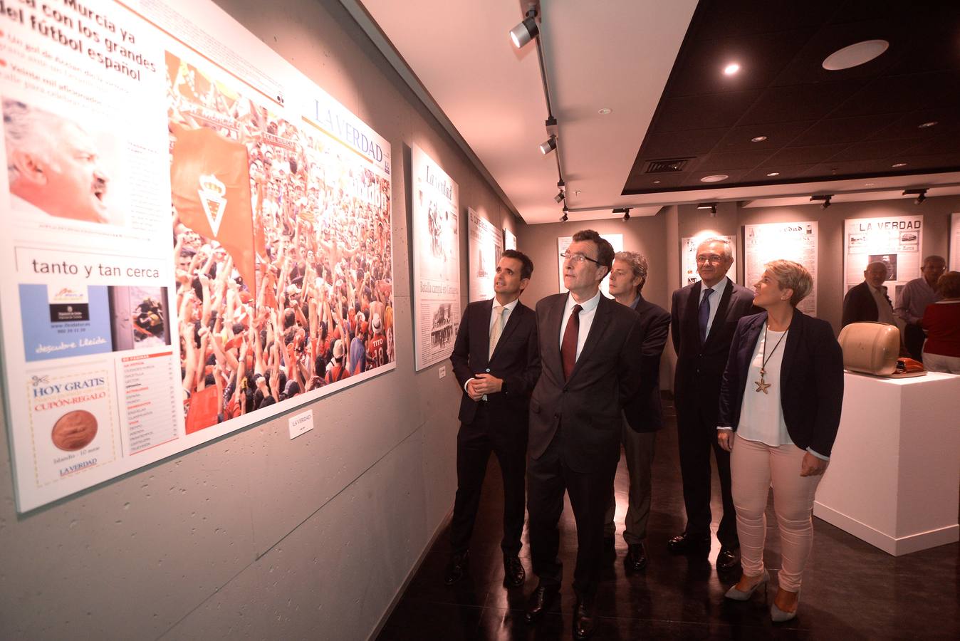 La muestra 'Vocento 15 años', que puede visitarse en El Corte Inglés, propone un recorrido por las noticias más destacadas del último siglo en 'La Verdad'