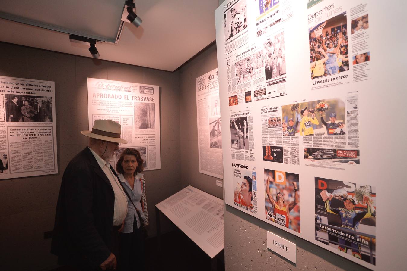 La muestra 'Vocento 15 años', que puede visitarse en El Corte Inglés, propone un recorrido por las noticias más destacadas del último siglo en 'La Verdad'