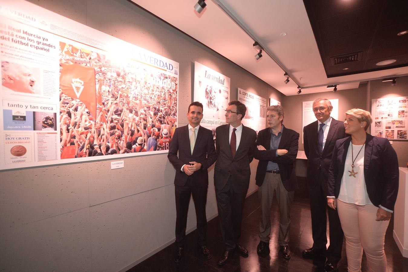 La muestra 'Vocento 15 años', que puede visitarse en El Corte Inglés, propone un recorrido por las noticias más destacadas del último siglo en 'La Verdad'