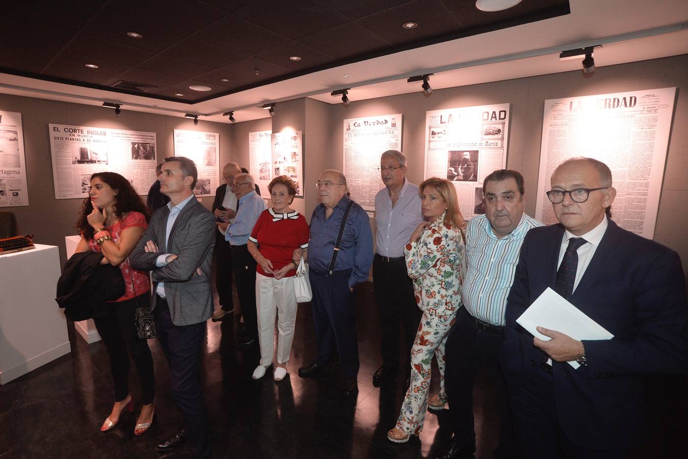 La muestra 'Vocento 15 años', que puede visitarse en El Corte Inglés, propone un recorrido por las noticias más destacadas del último siglo en 'La Verdad'