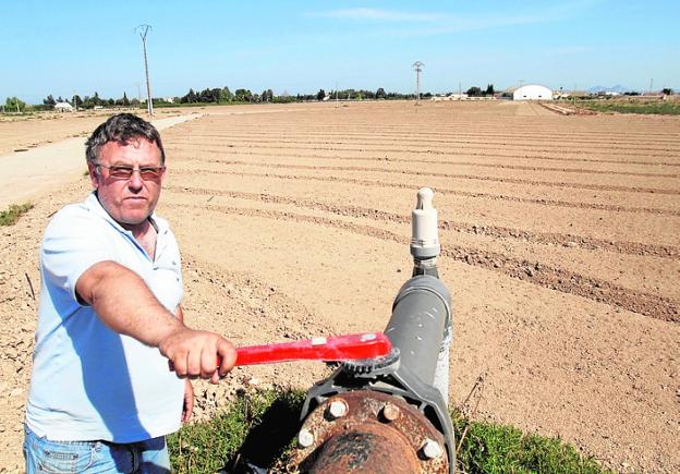 Santiago Pérez, en un campo aún sin producción.