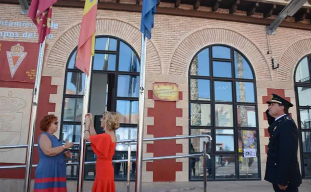 La alcaldesa de Campos del Río, María José Pérez Cerón, en el acto de izado de bandera.